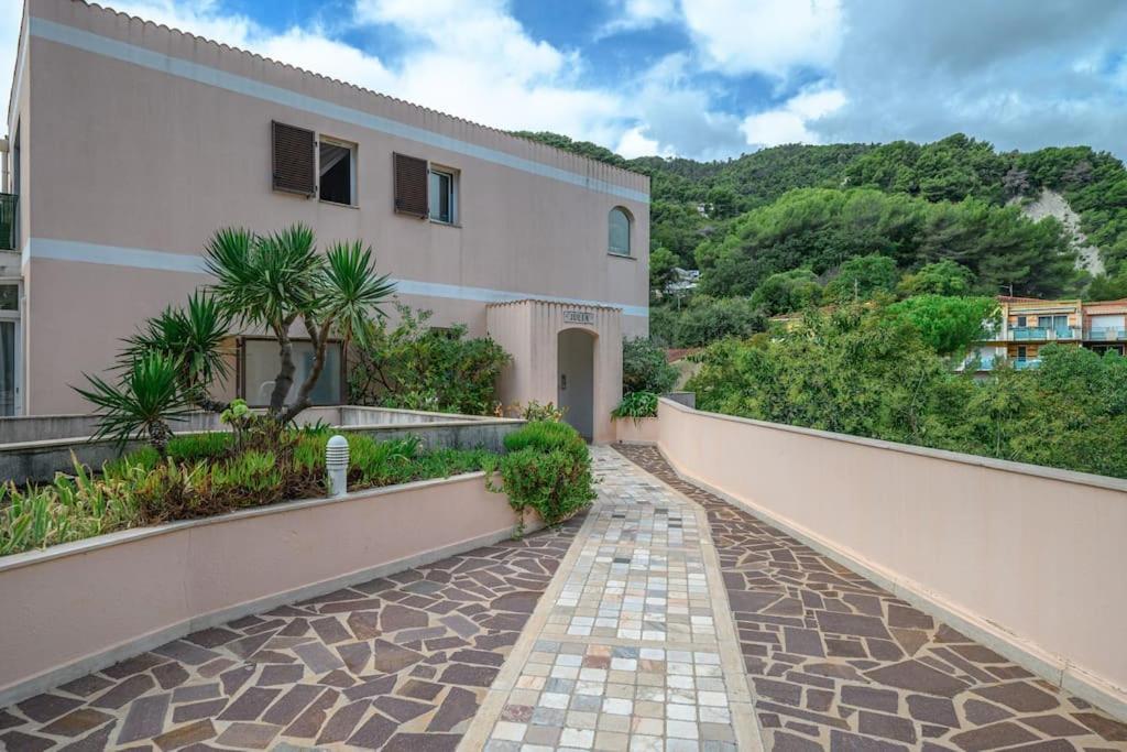 La Villa Julia - Calme - Spacieux - Parking Prive - Climatisation Menton Exterior foto